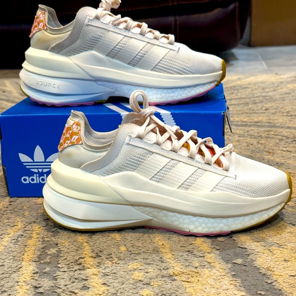 ✨Women's Sz 8 Adidas Avryn_X adidas boost Cloud White Gold Running Shoes - Picture 1 of 5